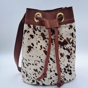 Bucketbag met koeienhuid